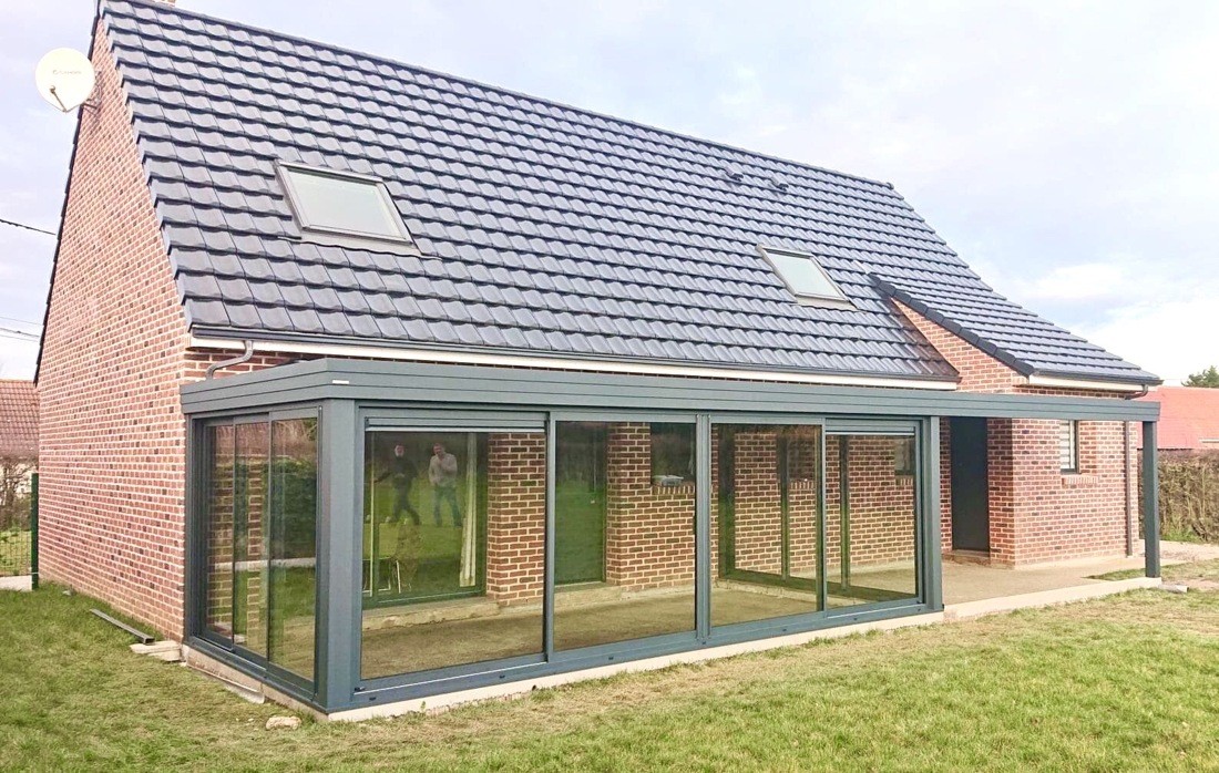 veranda met plat dak en aansluitende overkapping
