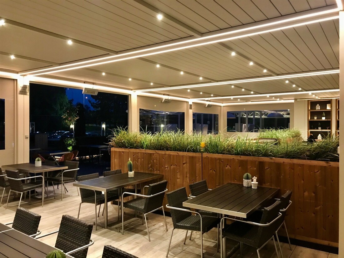 Hotel Van der Valk - Beveren: Een terrasoverkapping met lamellendak zorgt voor en gezellige sfeer en regendicht dak. 