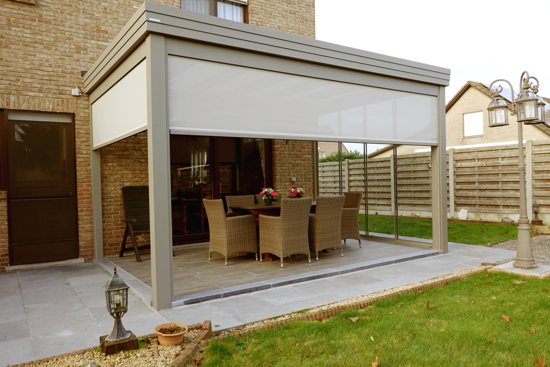 pergola met screens en glazen schuifwanden