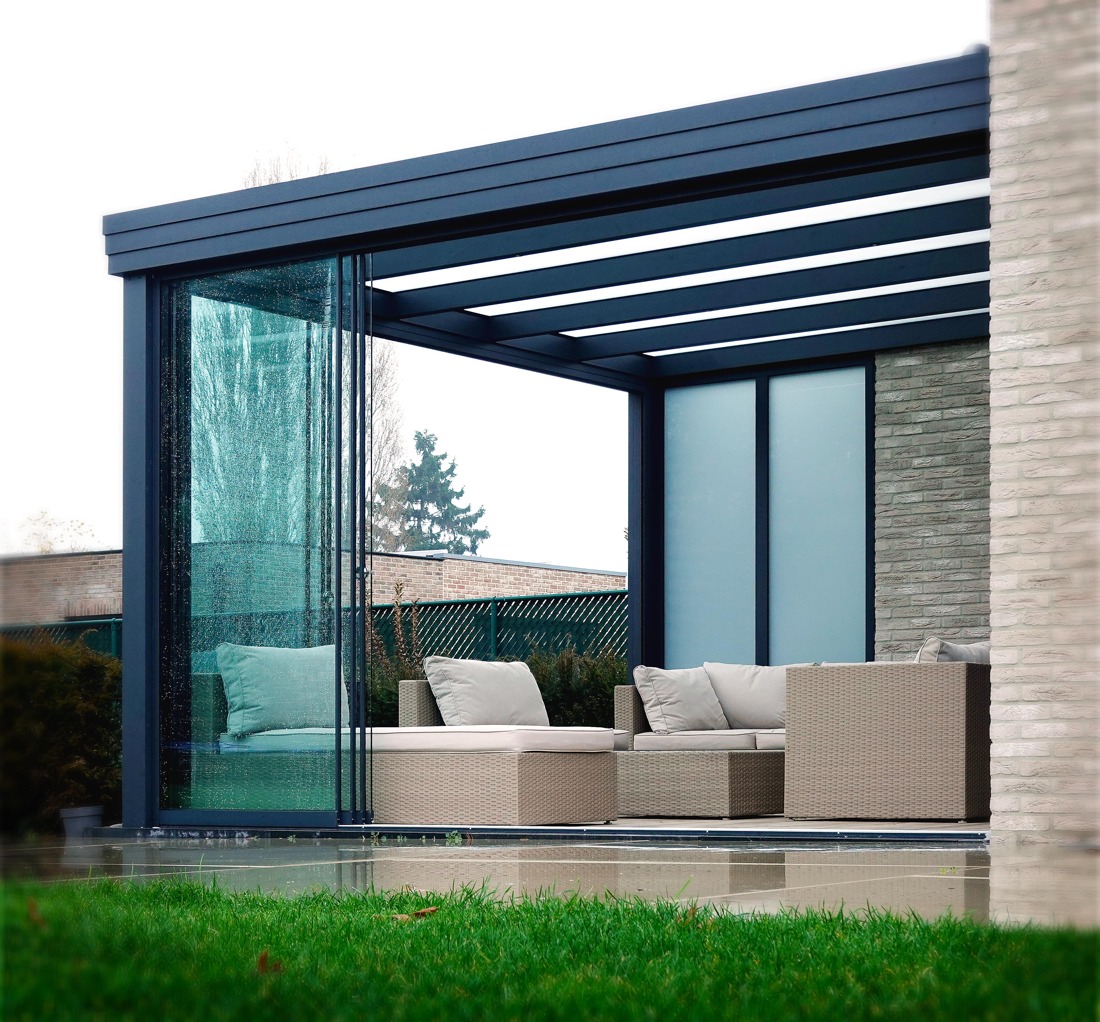 moderne terrasoverkapping met glazen schuifwanden