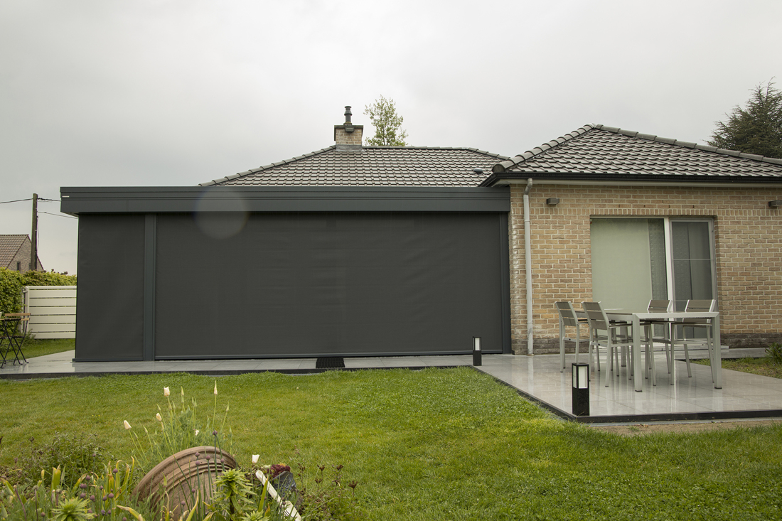 Moderne veranda met screens