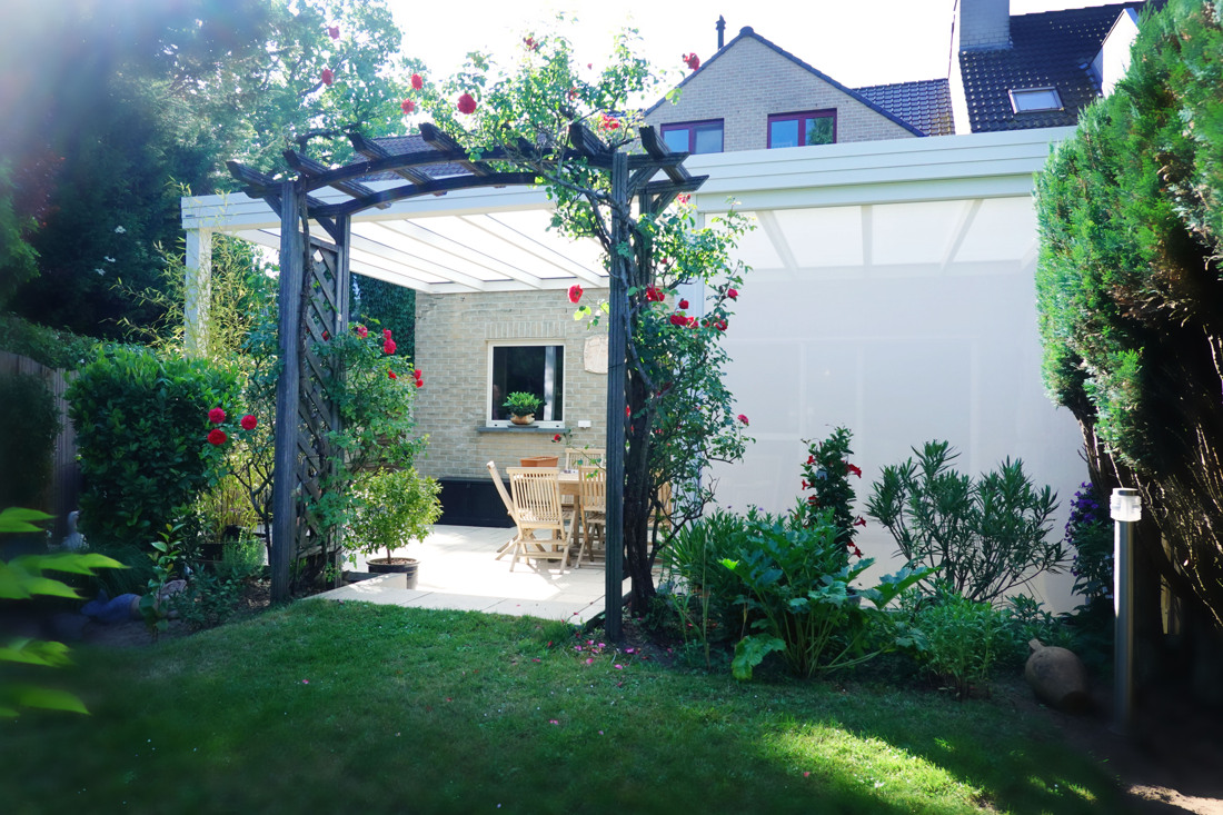 moderne pergola met plat dak en opaal glas