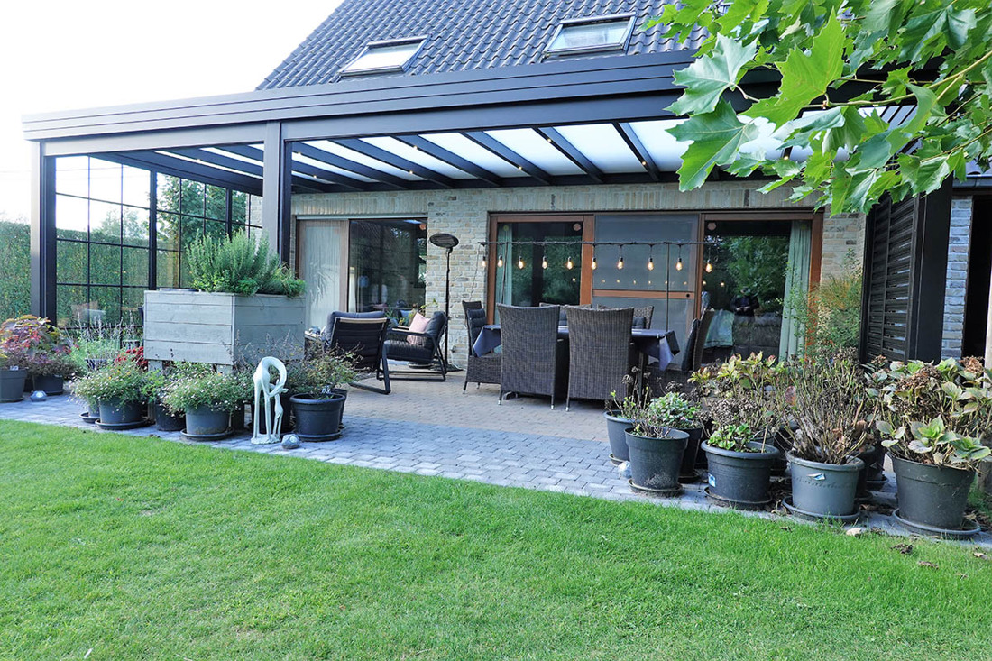 Terrasoverkapping met plat dak en geïntegreerde screens