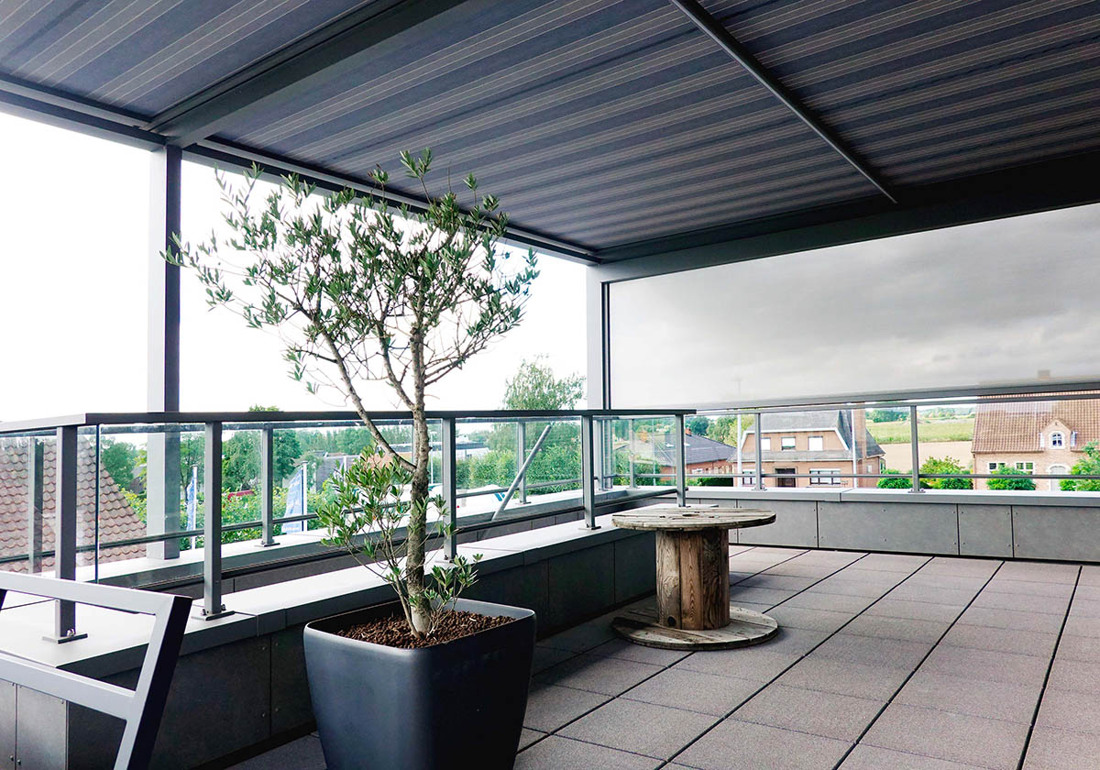 Grote overkapping met zonnedoek