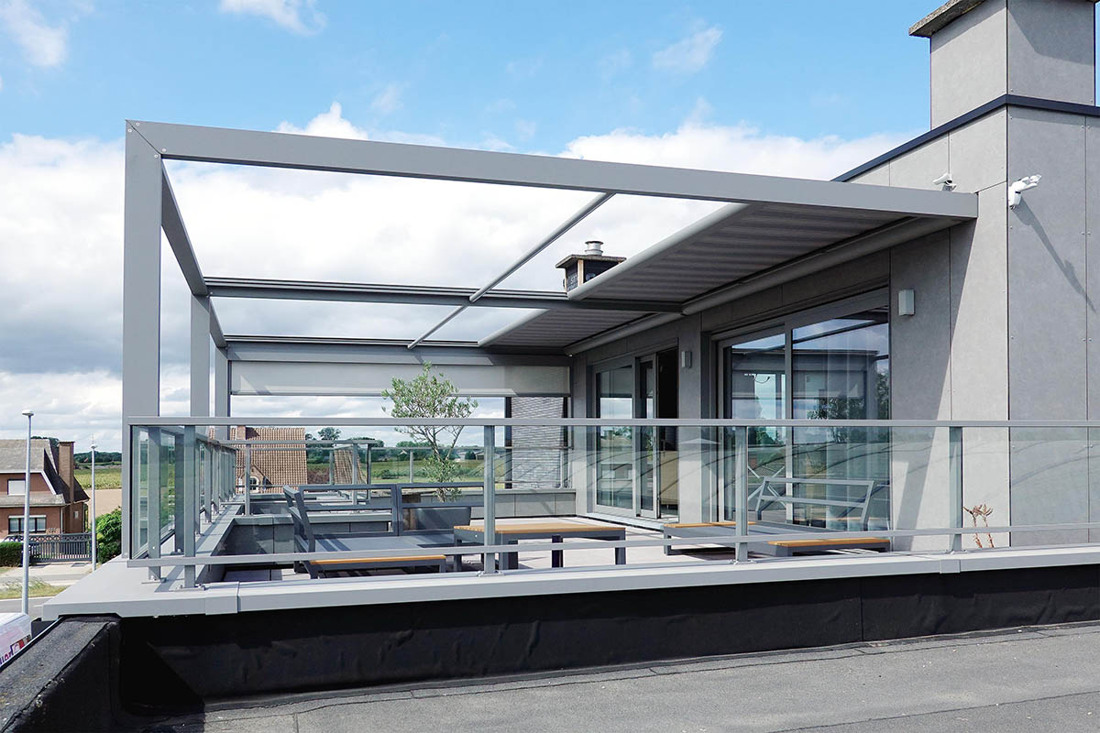 Grote overkapping met zonnedoek