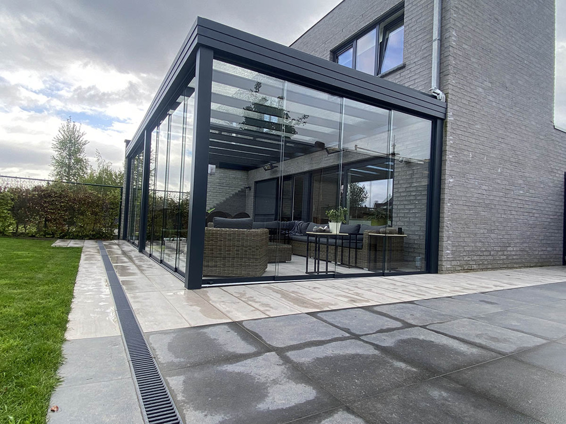 Pergola JADE met glazen dak en schuifpanelen in glas