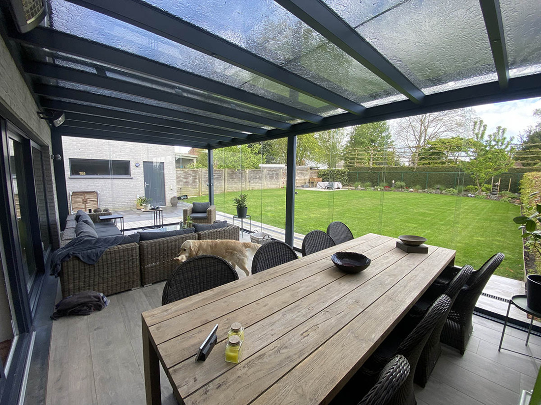 Pergola JADE met glazen dak en schuifpanelen in glas
