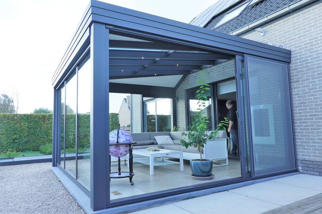 Veranda met strak glazen dak en moderne afwerking