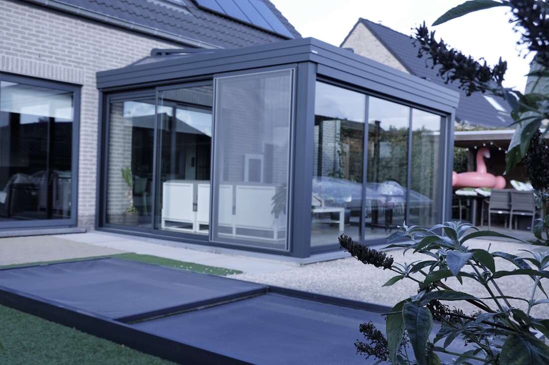 Veranda met strak glazen dak en moderne afwerking