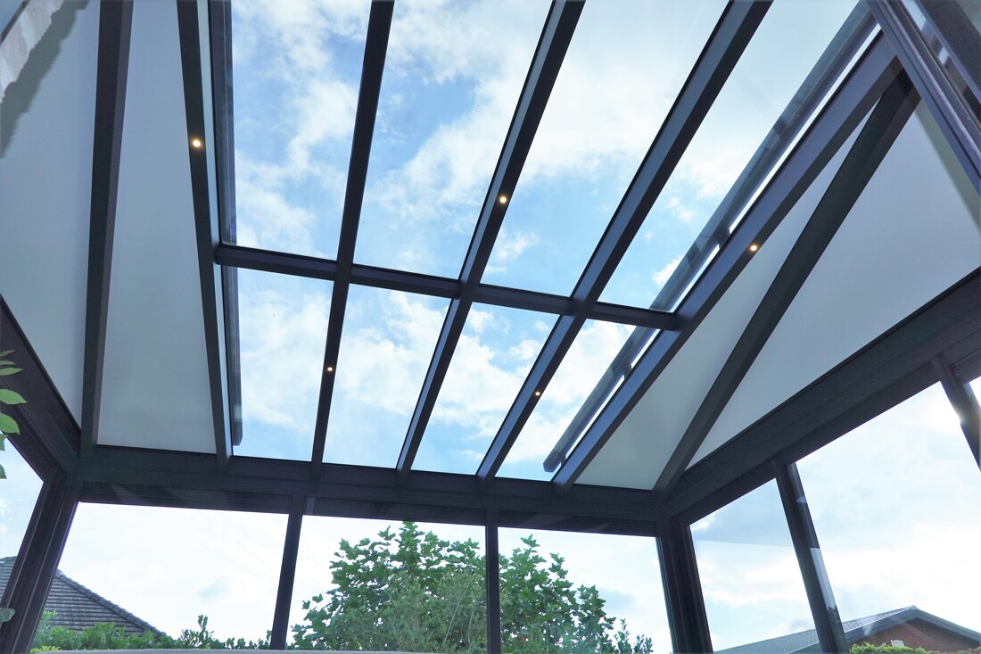 Veranda met strak glazen dak en moderne afwerking