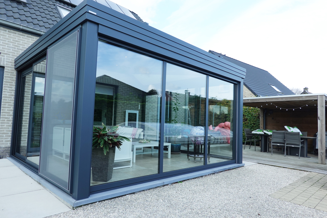 Veranda met strak glazen dak en moderne afwerking
