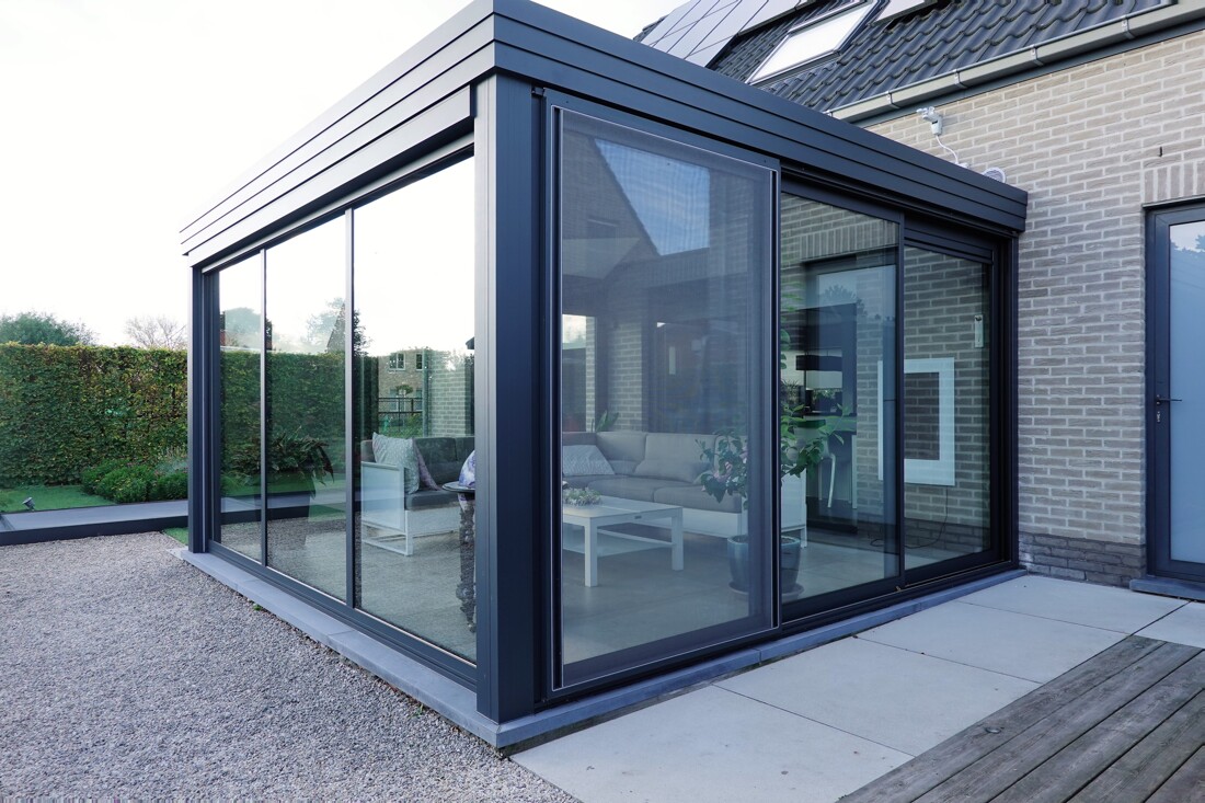 Veranda met strak glazen dak en moderne afwerking