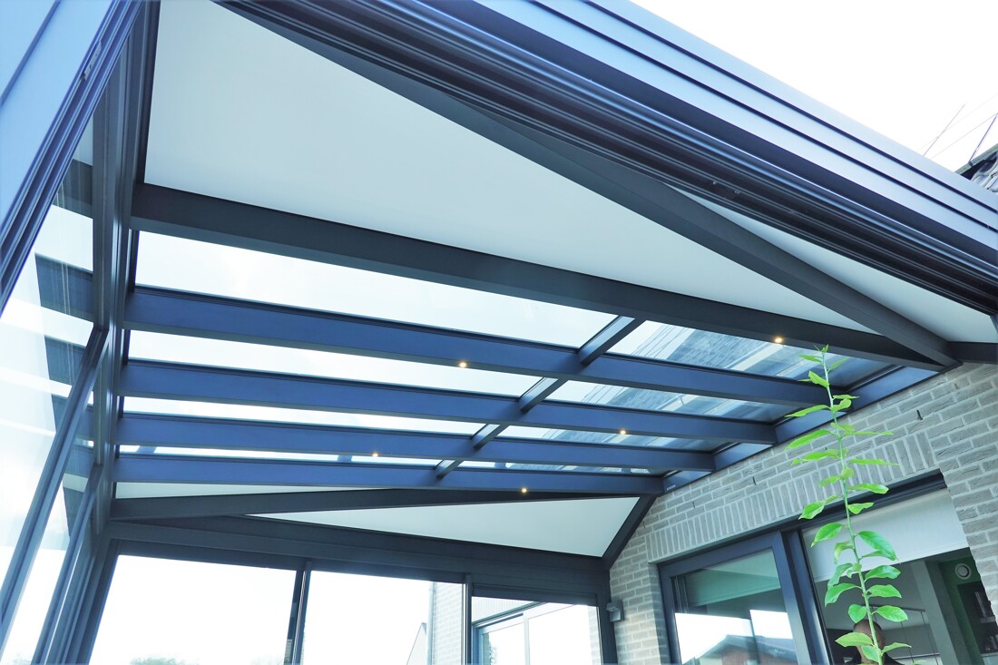 Veranda met strak glazen dak en moderne afwerking
