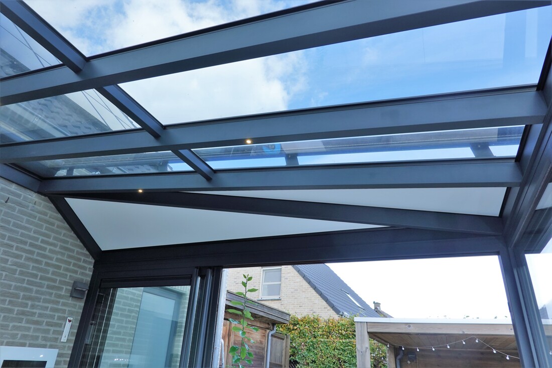 Veranda met strak glazen dak en moderne afwerking
