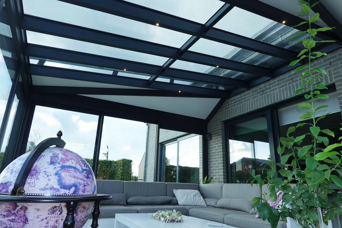 Veranda met strak glazen dak en moderne afwerking
