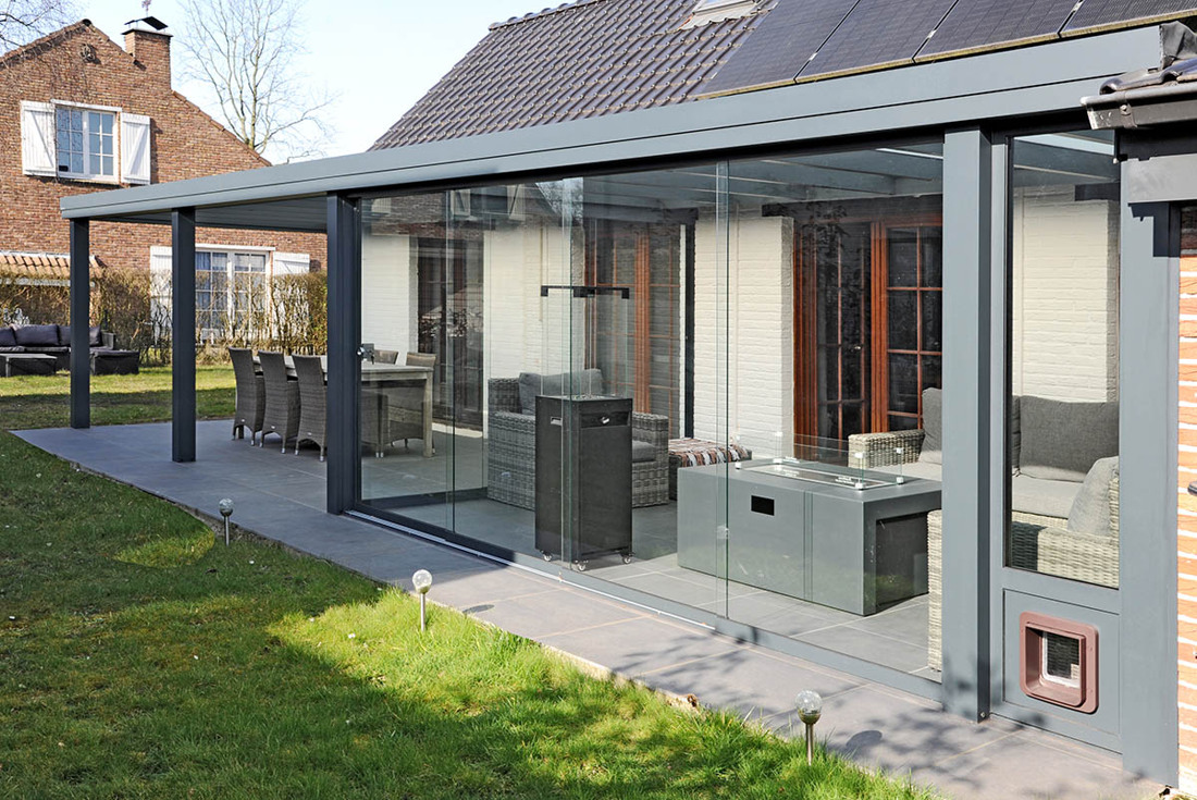 Pergola JADE met glazen schuifwanden