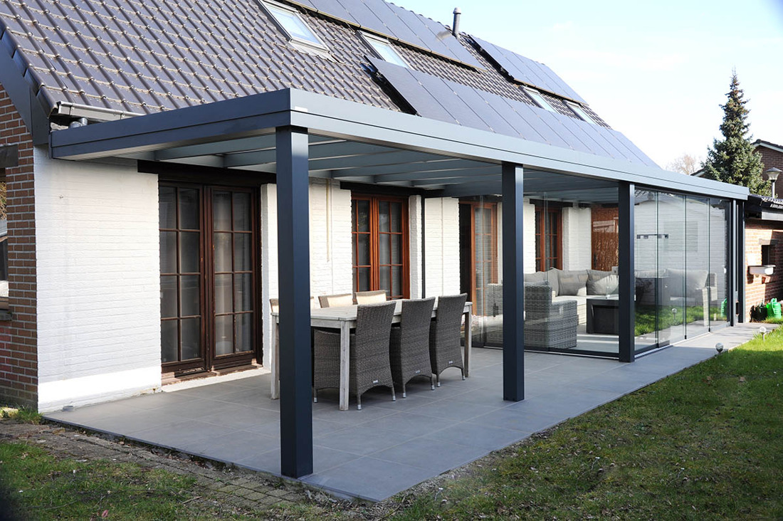 Pergola JADE met glazen schuifwanden