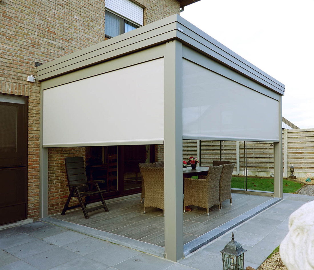 Pergola JADE met glazen schuifwanden en screens