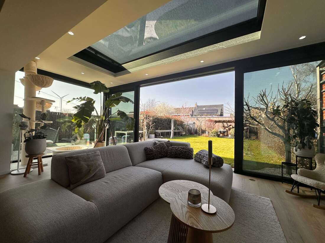 Moderne leefveranda met maximale lichtinval en strak design