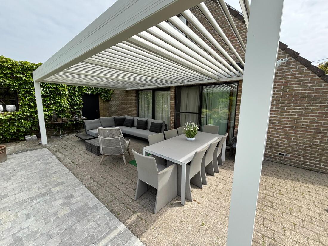 Moderne terrasoverkapping AMBRE met lamellendak voor optimaal buitencomfort