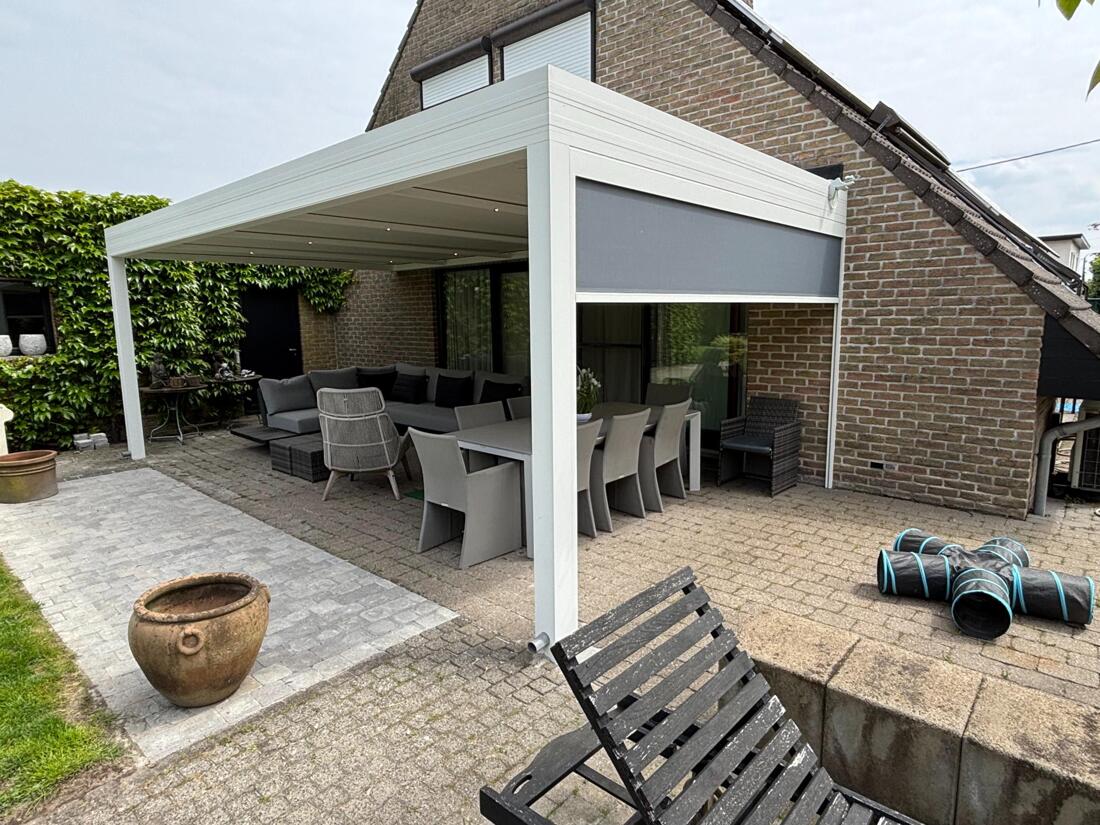 Moderne terrasoverkapping AMBRE met lamellendak voor optimaal buitencomfort