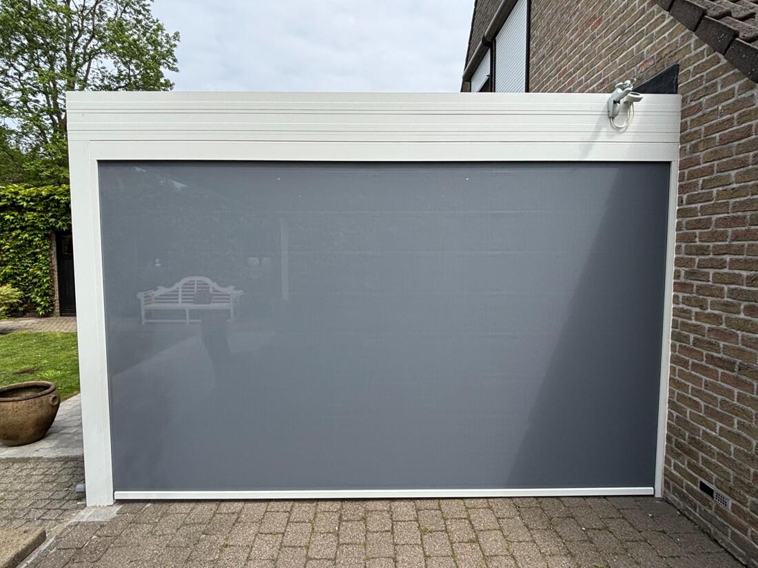 Moderne terrasoverkapping AMBRE met lamellendak voor optimaal buitencomfort