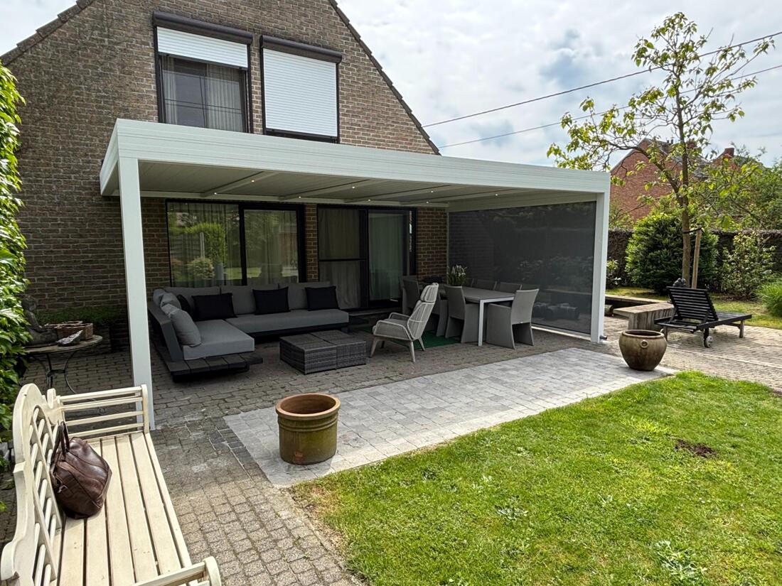 Moderne terrasoverkapping AMBRE met lamellendak voor optimaal buitencomfort