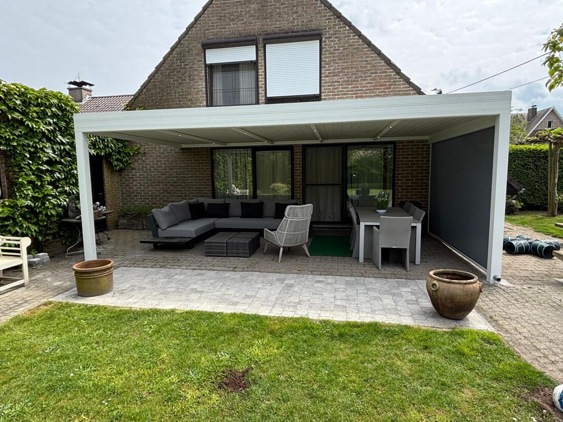 Moderne terrasoverkapping AMBRE met lamellendak voor optimaal buitencomfort