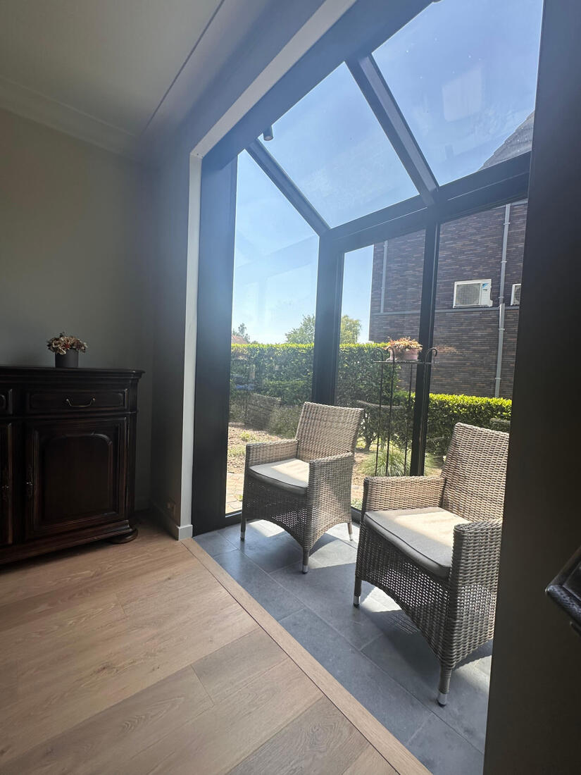 Moderne veranda als stijlvolle vervanging van een oude erker