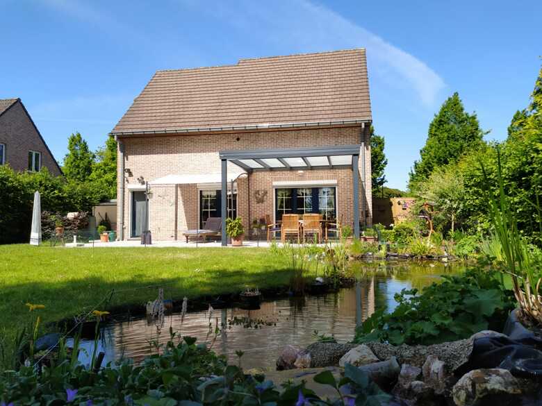 Pergola met plat dak en opaal glas