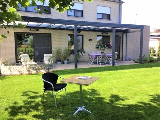 Overkapping met plat dak en opaal glas