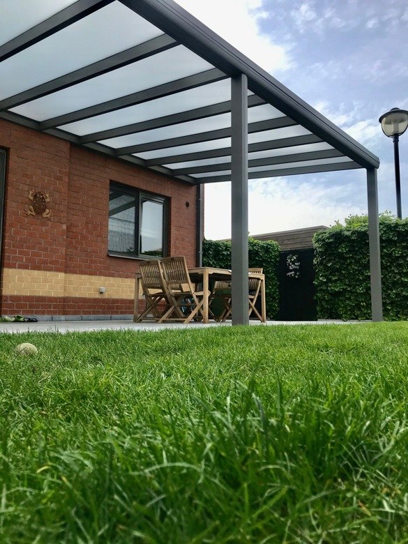 Licht hellende pergola met opaal glas