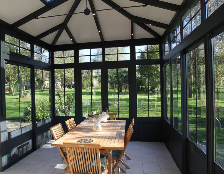 Een landelijke veranda met isolerende dakpanelen en akoestische demping