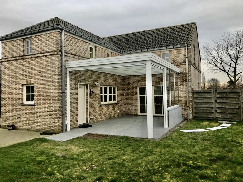 Aluminium terrasoverkapping met plat dak, geïntegreerde screens en een vast raam als wandafscherming