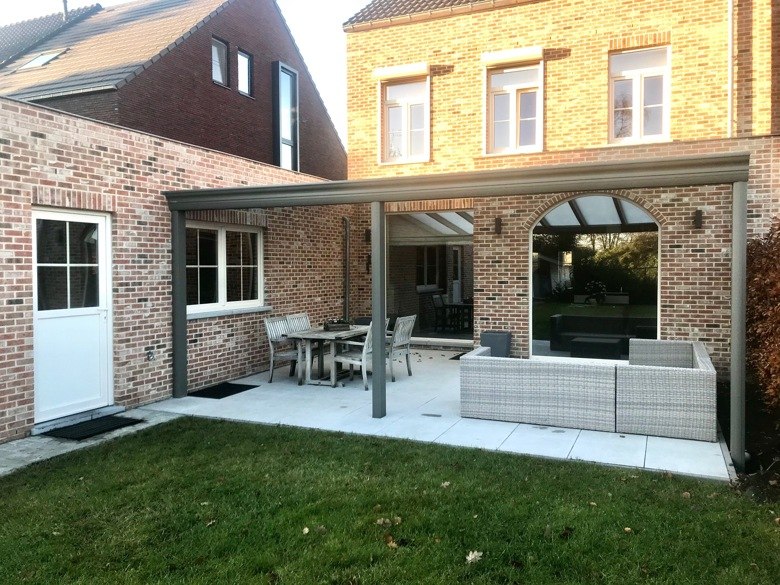 Landelijke overkapping die veel licht in de woning laat en schaduw biedt op het terras