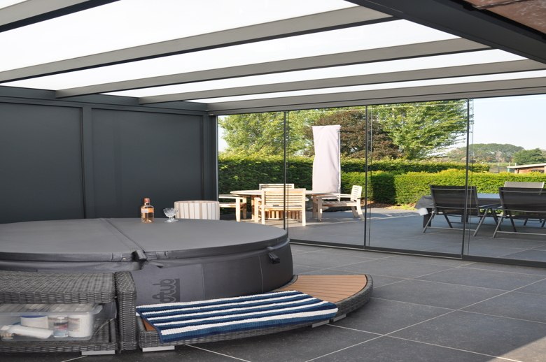 Terrasoverkapping voor jacuzzi met aluminium en glazen wanden