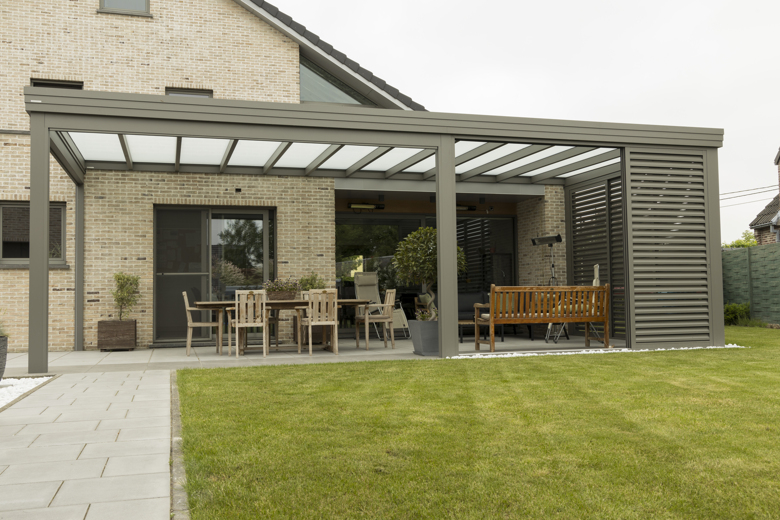 Terrasoverkapping met plat, modern dak en opaal glas