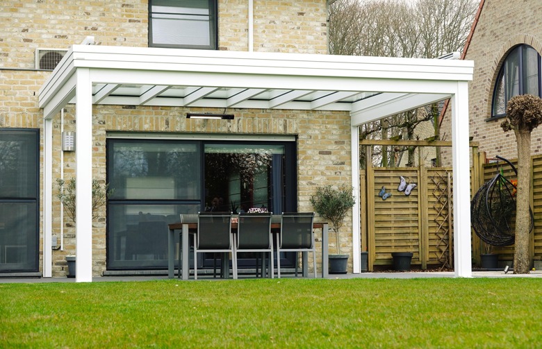 Moderne aluminium terrasoverkapping met helder dakglas en zonnescreen