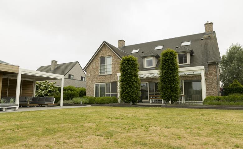 2 terrasoverkappingen, een lamellendak als lounge hoek en een vast plat dak als eetruimte