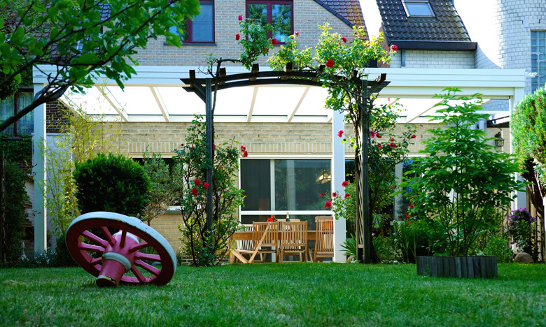 Terrasoverkapping met plat dat en een zee van licht en schaduw