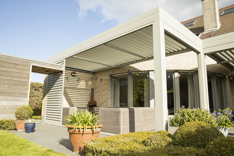 Moderne overkapping met lamellen