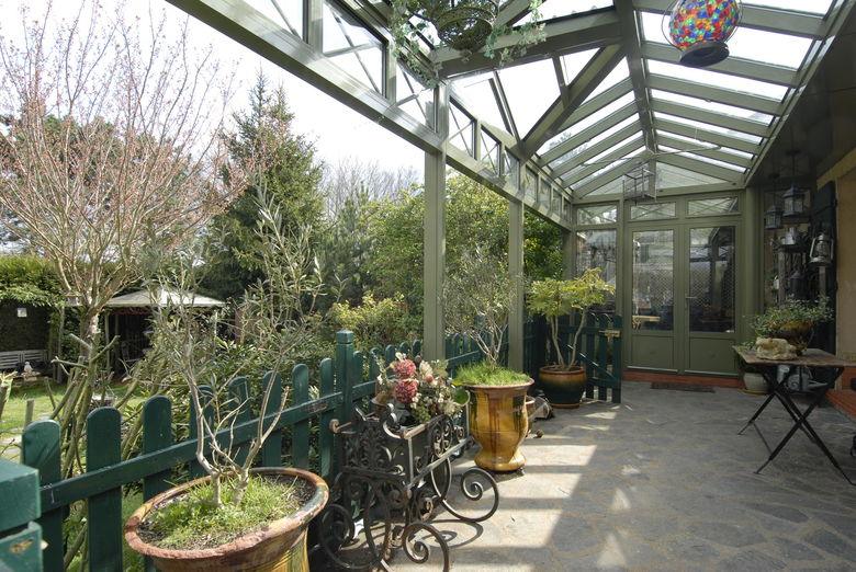 Een terrasoverkapping die later wordt omgevormd tot een veranda