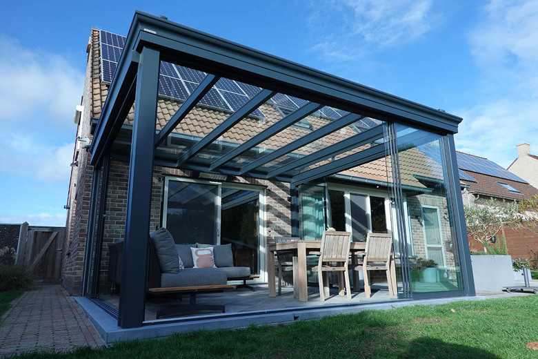 Terrasoverkapping met glazen dak en glazen schuifwanden