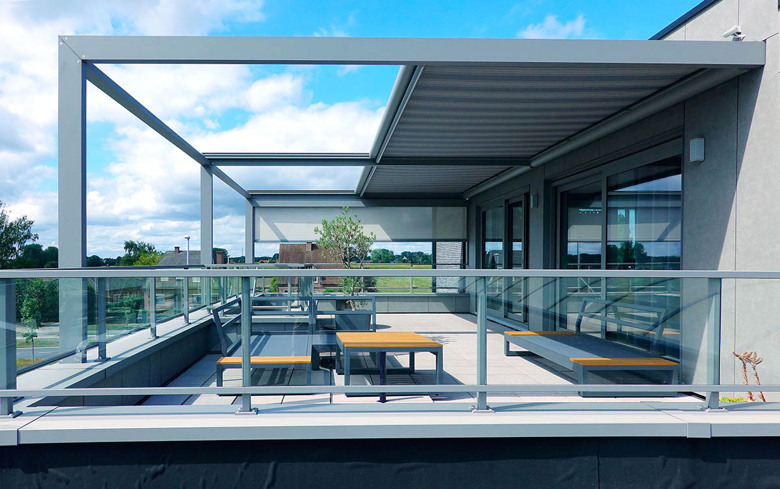 Grote overkapping met zonnedoek