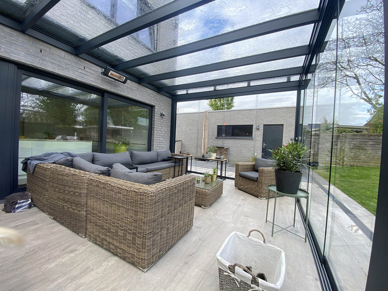 Pergola JADE met glazen dak en schuifpanelen in glas