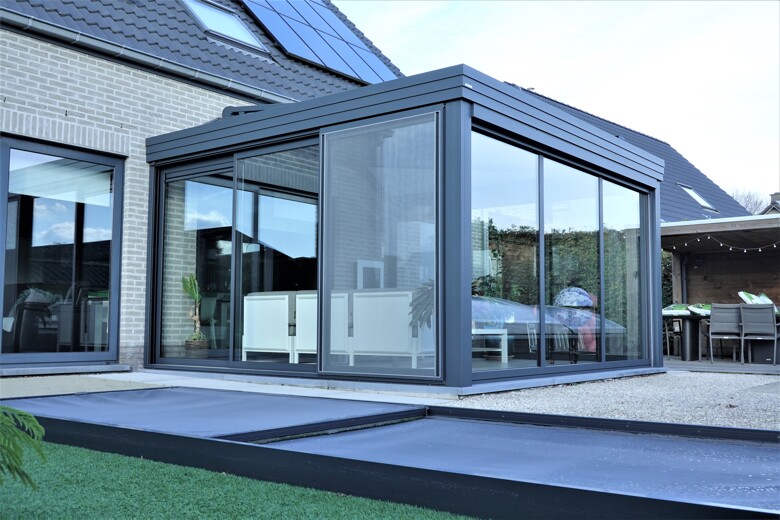 Veranda met strak glazen dak en moderne afwerking