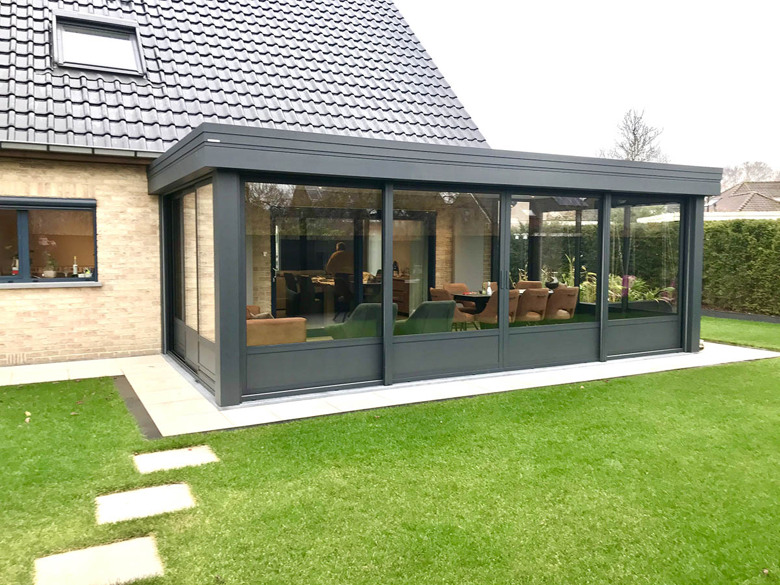 Moderne woonuitbreiding met screens