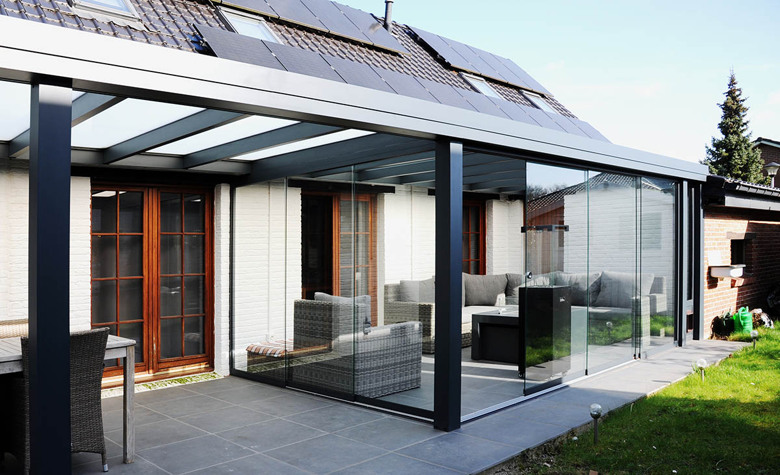 Pergola JADE met glazen schuifwanden