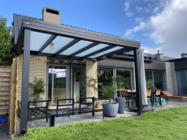 Pergola JADE met opaal glazen dak