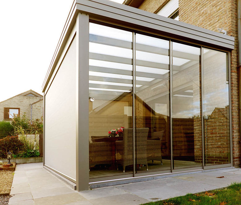 Pergola JADE met glazen schuifwanden en screens